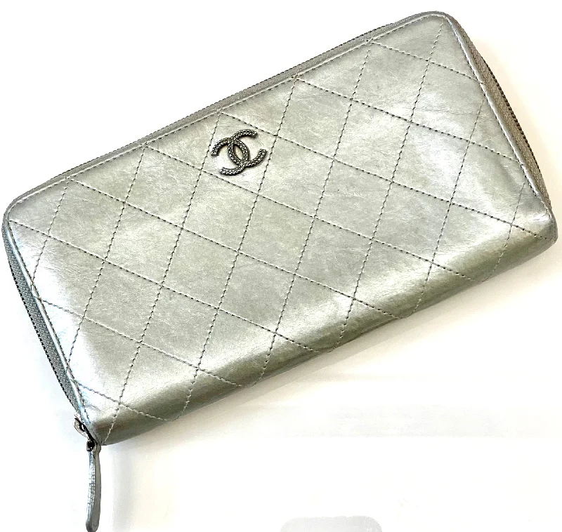 Chic And Clearance-Priced Tote Bags CHANEL CC QUILTED LAMBSKIN LARGE ZIP WALLET